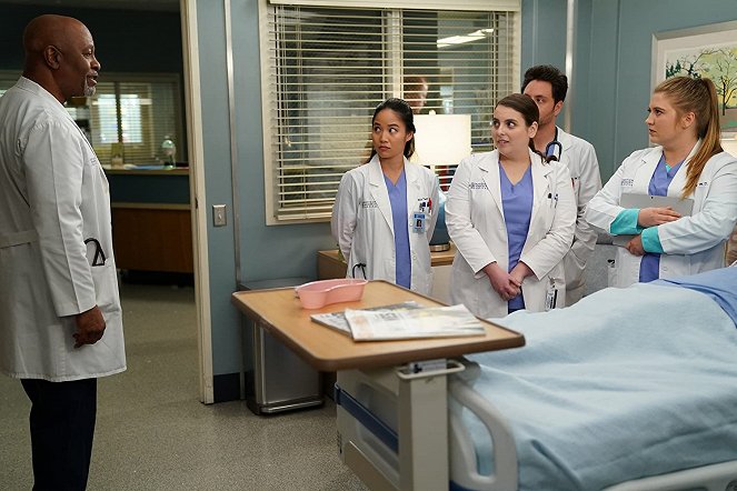 Grey's Anatomy - Season 16 - Snowblind - Photos - James Pickens Jr., Beanie Feldstein, Jaicy Elliot