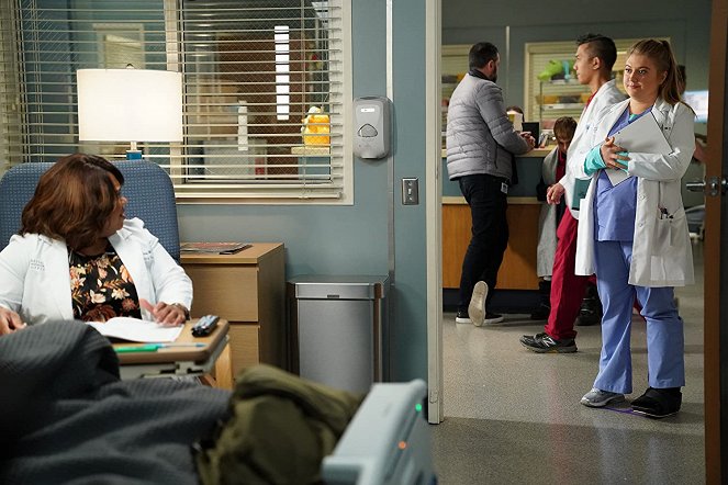 Grey's Anatomy - Season 16 - Snowblind - Photos - Chandra Wilson, Jaicy Elliot