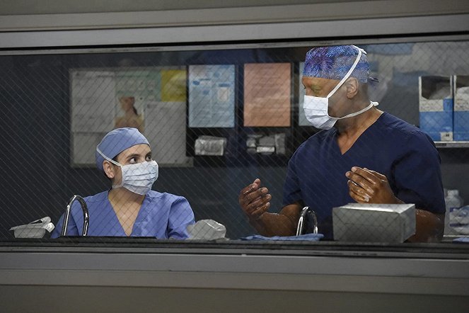 Chirurdzy - Ślepota śnieżna - Z filmu - Beanie Feldstein, James Pickens Jr.