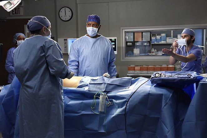 Grey's Anatomy - Season 16 - Snowblind - Photos - James Pickens Jr., Jake Borelli