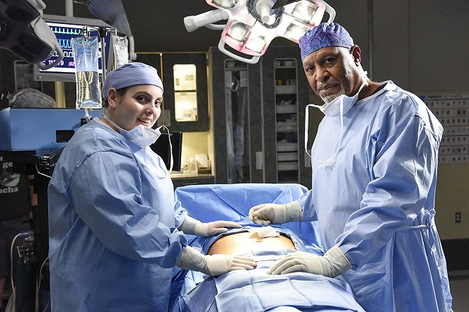 Grey's Anatomy - Die jungen Ärzte - Der tollste Job der Erde - Dreharbeiten - Beanie Feldstein, James Pickens Jr.