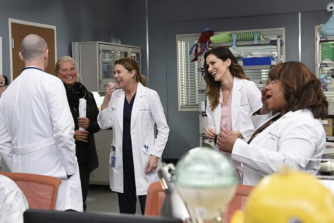Grey's Anatomy - Season 16 - Snowblind - Making of - Ellen Pompeo, Stefania Spampinato, Chandra Wilson