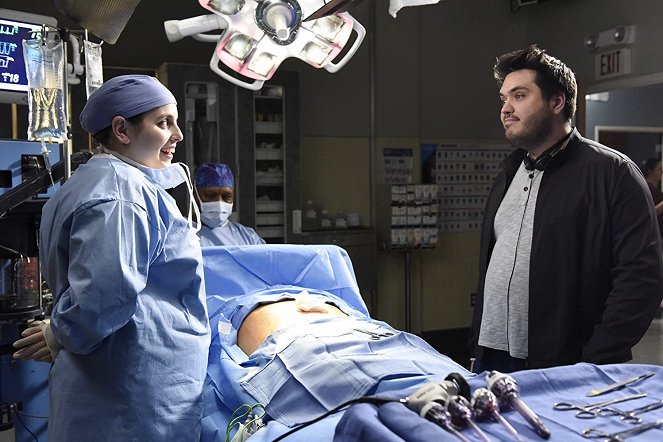 Grey's Anatomy - Season 16 - Snowblind - Making of - Beanie Feldstein