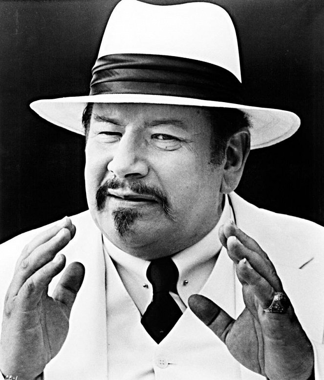 Charlie Chan and the Curse of the Dragon Queen - Photos - Peter Ustinov