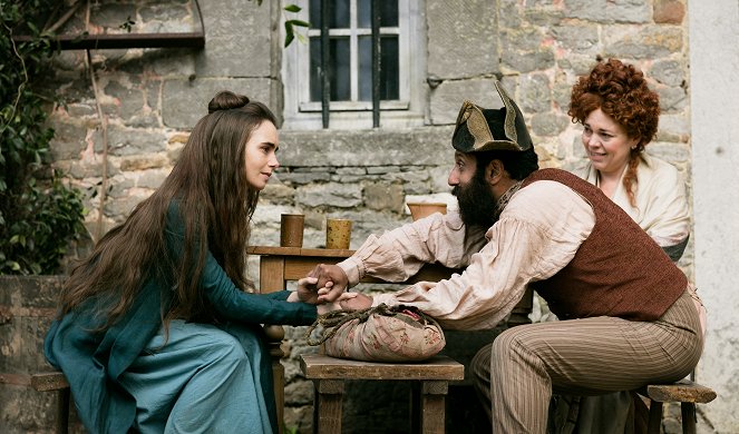 Les Misérables - Episode 2 - Van film - Lily Collins, Adeel Akhtar, Olivia Colman