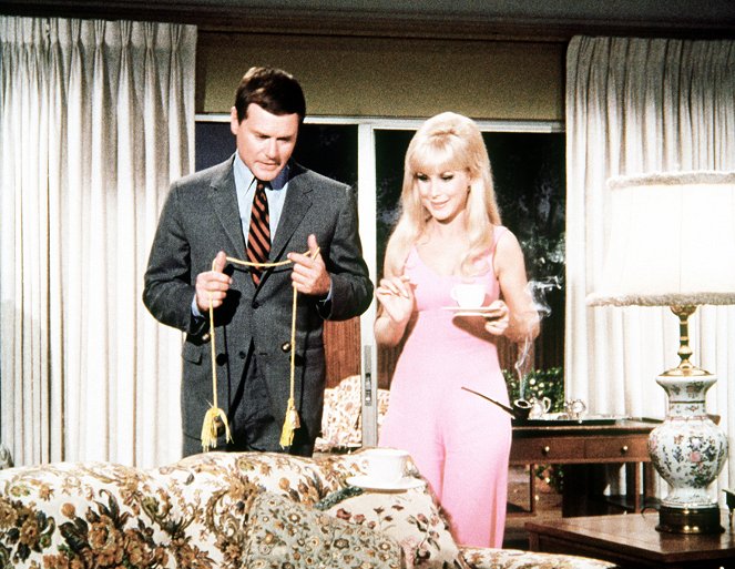 I Dream of Jeannie - Please Don't Give My Jeannie No More Wine - Photos - Larry Hagman, Barbara Eden