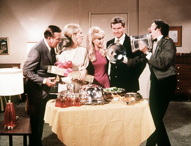 I Dream of Jeannie - Season 5 - One of Our Hotels Is Growing - Photos - Barbara Eden, Larry Hagman