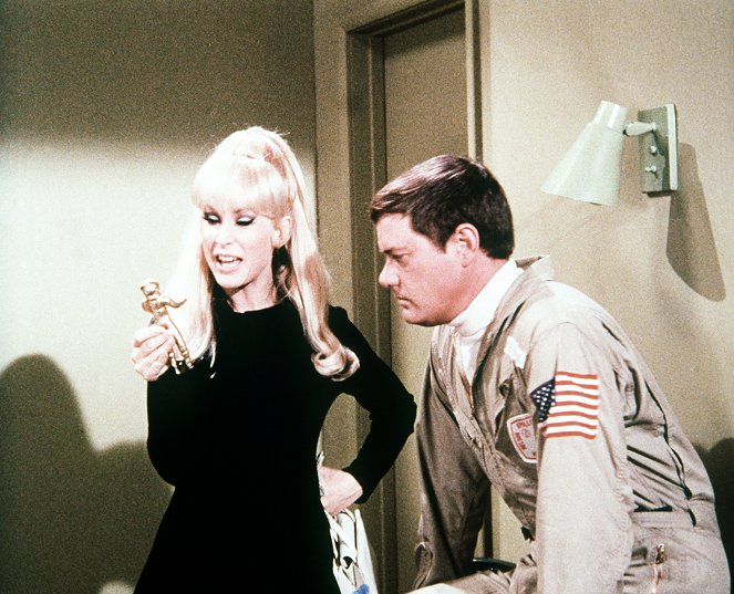 I Dream of Jeannie - The Solid Gold Jeannie - Photos - Barbara Eden, Larry Hagman