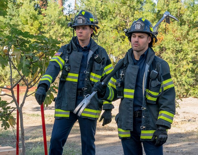 9-1-1 - Season 3 - Seize the Day - Photos - Kenneth Choi, Ryan Guzman