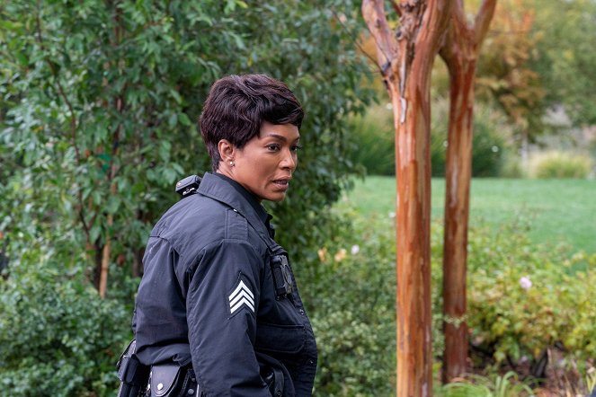 9-1-1 - Season 3 - Fools - Photos - Angela Bassett