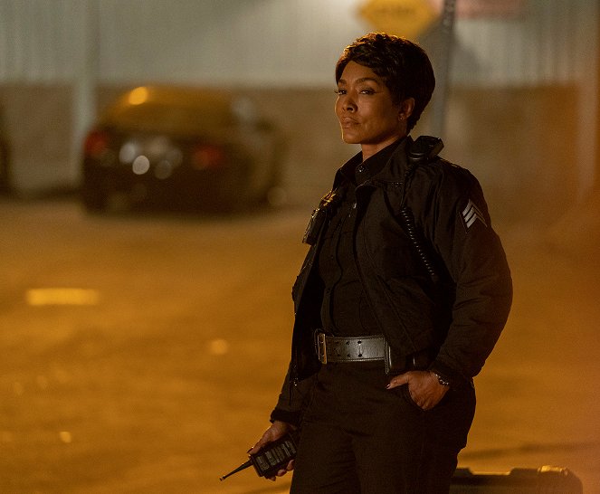 9-1-1 - Season 3 - Tiukassa paikassa - Kuvat kuvauksista - Angela Bassett