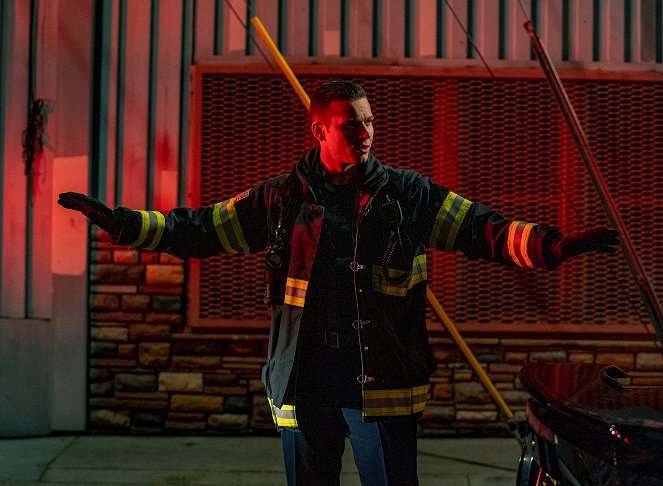 911 L.A. - Season 3 - Szorult helyzetben - Forgatási fotók - Oliver Stark