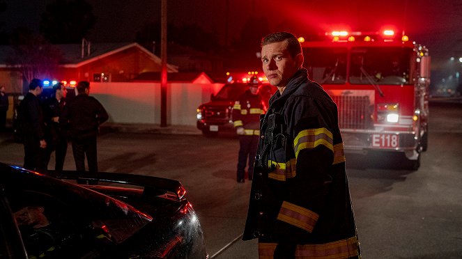 911 L.A. - Season 3 - Szorult helyzetben - Forgatási fotók - Oliver Stark