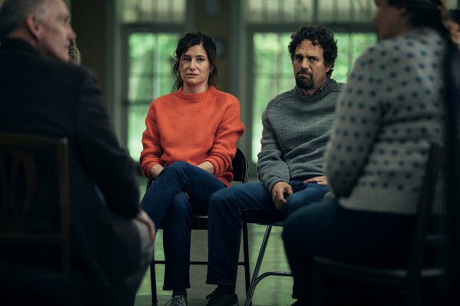 I Know This Much Is True - Episode 2 - Photos - Kathryn Hahn, Mark Ruffalo