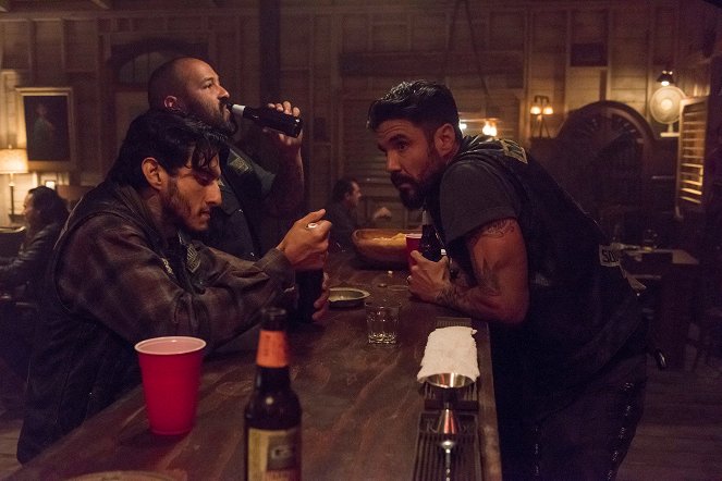 Mayans M.C. - Season 1 - Skorpion - Filmfotos - Richard Cabral, Vincent Vargas, Clayton Cardenas