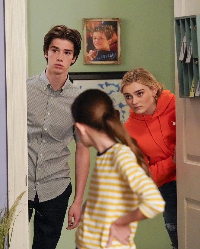 American Housewife - In My Room - Photos - Daniel DiMaggio, Meg Donnelly