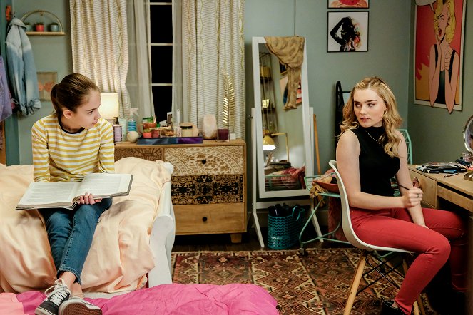 American Housewife - Season 4 - In My Room - Photos - Julia Butters, Meg Donnelly