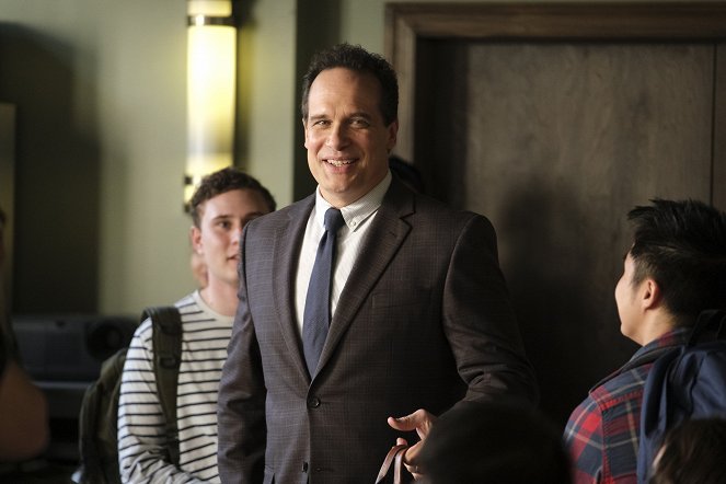 American Housewife - In My Room - Photos - Diedrich Bader