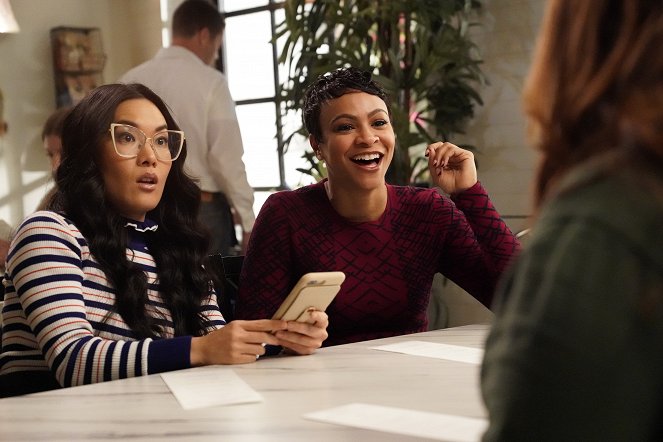 American Housewife - The Battle for Second Breakfast - Photos - Ali Wong, Carly Hughes