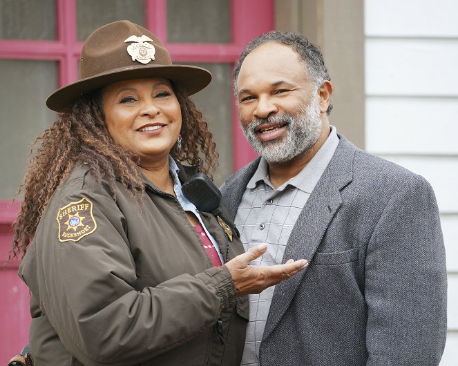Bless This Mess - Season 2 - Knuckles - Del rodaje - Pam Grier, Geoffrey Owens