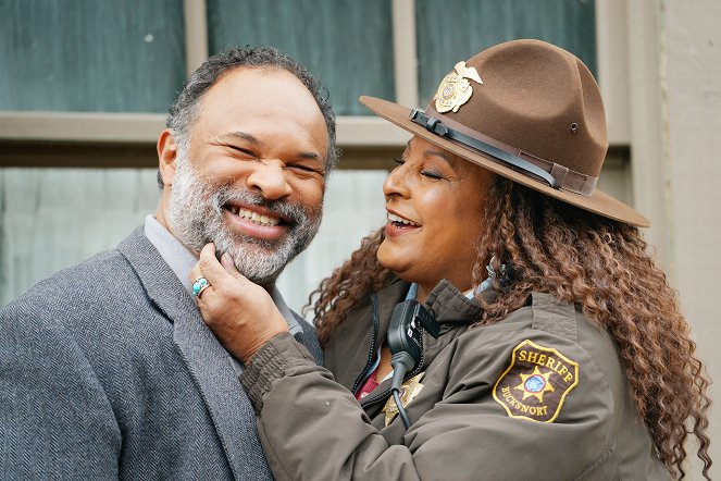 Bless This Mess - Season 2 - Knuckles - Del rodaje - Geoffrey Owens, Pam Grier
