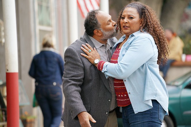 Bless This Mess - Knuckles - Photos - Geoffrey Owens, Pam Grier