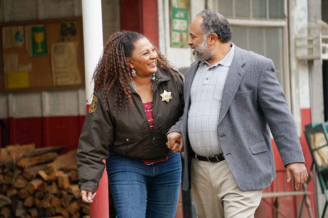 Bless This Mess - Knuckles - Photos - Pam Grier, Geoffrey Owens