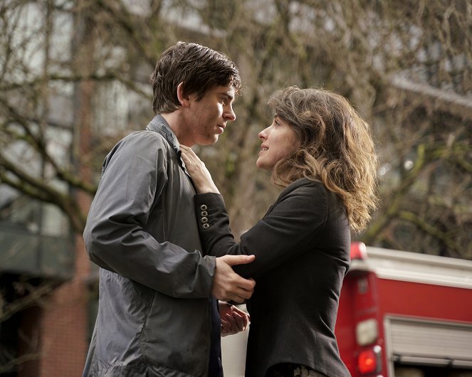 The Good Doctor - I Love You - Photos - Freddie Highmore, Paige Spara