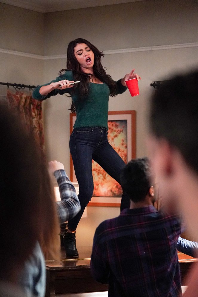 Modern Family - I'm Going to Miss This - Photos - Sarah Hyland