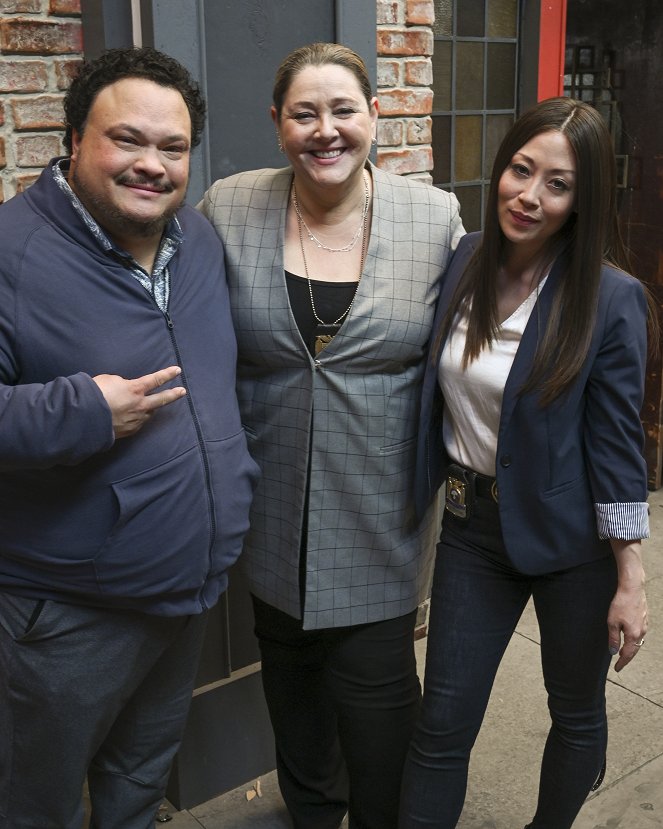 Stumptown - Justice pour Benny - Tournage - Adrian Martinez, Camryn Manheim