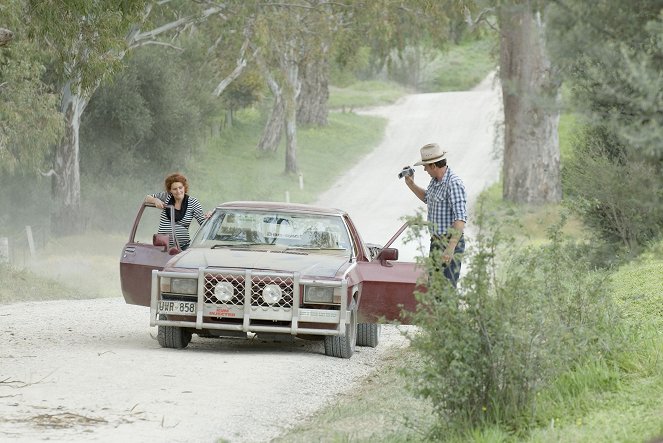 McLeod's Daughters - Season 8 - Close Enough to Touch - Van film