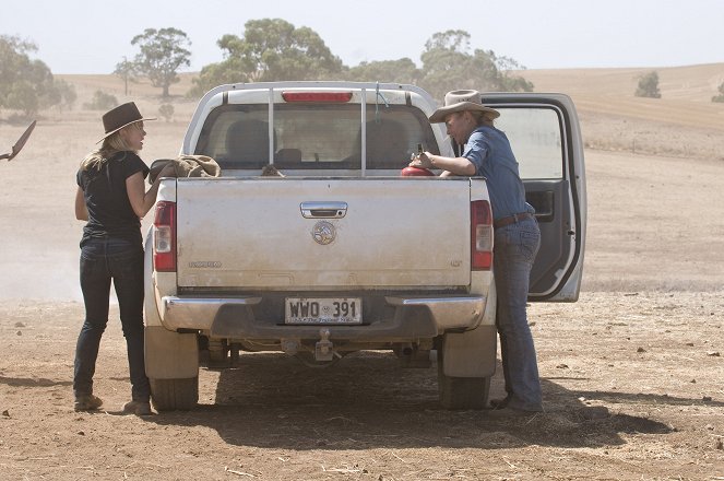 McLeod's Daughters - Into the Valley of the Shadow - Photos