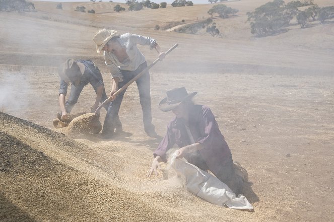 McLeod's Daughters - Season 8 - Into the Valley of the Shadow - Photos