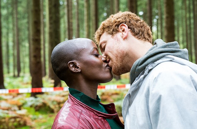 Miesto činu - National feminin - Z filmu - Florence Kasumba, Daniel Donskoy