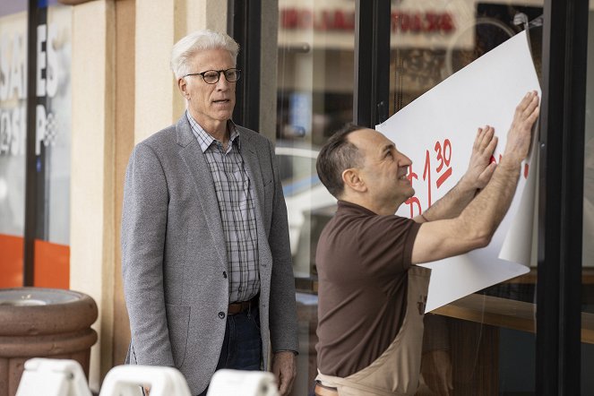 Curb Your Enthusiasm - Beep Panic - Photos - Ted Danson