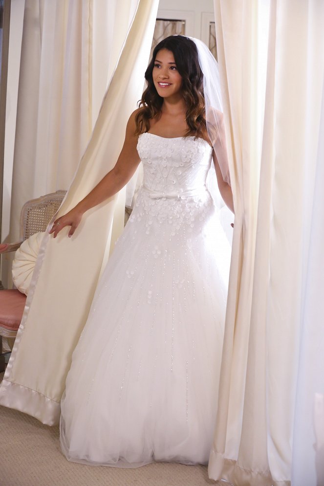 Jane the Virgin - Chapter Four - Photos - Gina Rodriguez