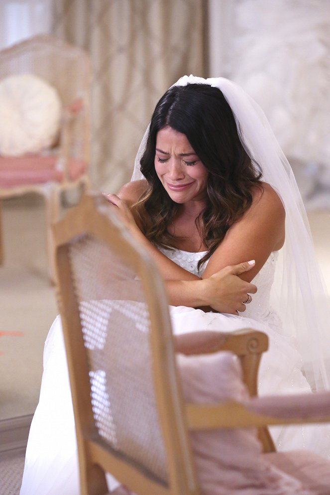 Jane the Virgin - Chapter Four - Photos - Gina Rodriguez