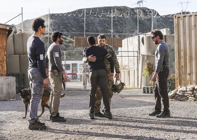 SEAL Team - Season 3 - Drawdown - Photos - Dita "The Hair Missile" Dog, Justin Melnick, Max Thieriot, Tyler Grey