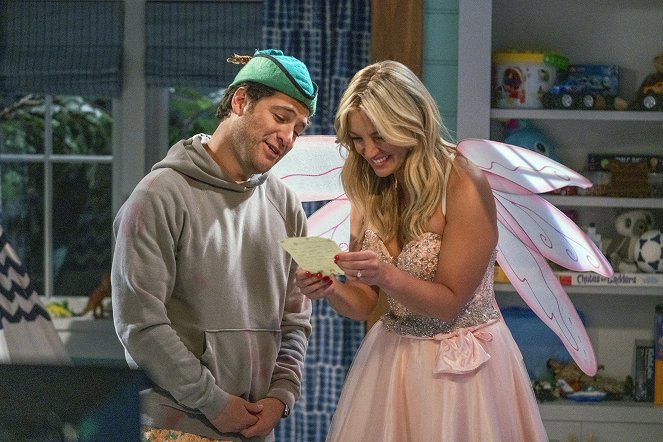 Indebted - Everybody's Talking About the Tooth Fairy - Do filme - Adam Pally, Abby Elliott