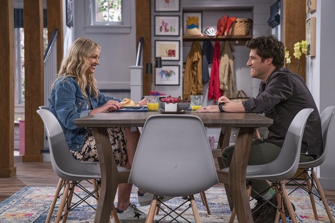 Indebted - Everybody's Talking About Doctor Uncle - Kuvat elokuvasta - Abby Elliott, Adam Pally