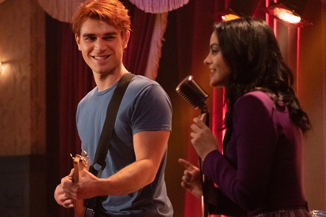 Riverdale - Chapter Seventy-Four: Wicked Little Town - Photos - K.J. Apa, Camila Mendes