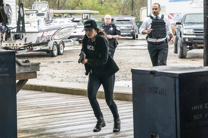 Agenci NCIS: Nowy Orlean - Monolith - Z filmu - Vanessa Ferlito, Cory Hart