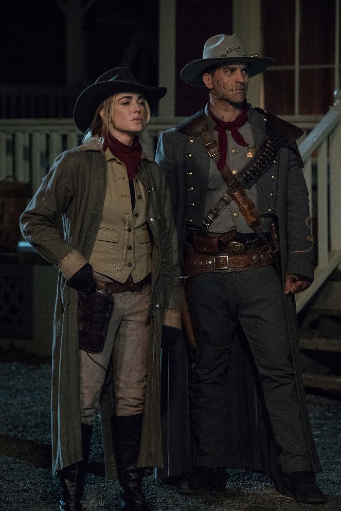 Legends of Tomorrow - The Good, The Bad and The Cuddly - Photos - Caity Lotz, Johnathon Schaech