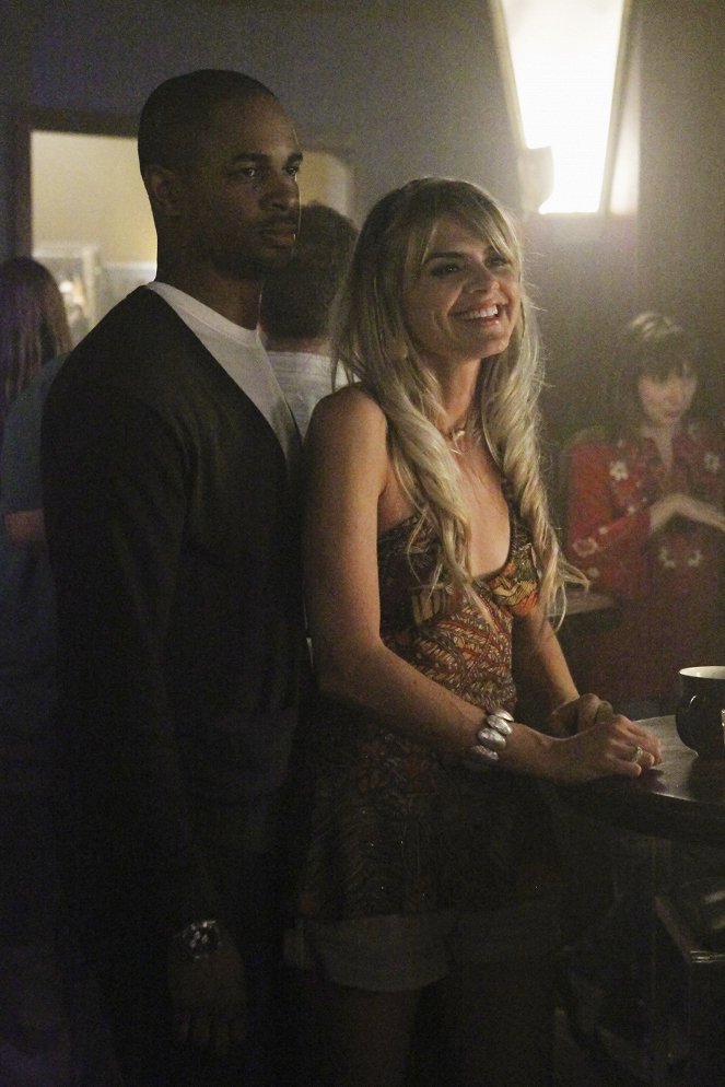 Happy Endings - Season 1 - Why Can't You Read Me? - Photos