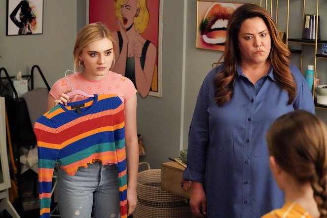 American Housewife - All Is Fair in Love and War Reenactment - Van film - Meg Donnelly, Katy Mixon