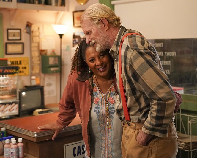 Bless This Mess - After-Prom - Del rodaje - Pam Grier, Ed Begley Jr.