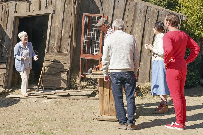 Farma na spadnutí - The Table - Z filmu - Christine Estabrook, Dax Shepard