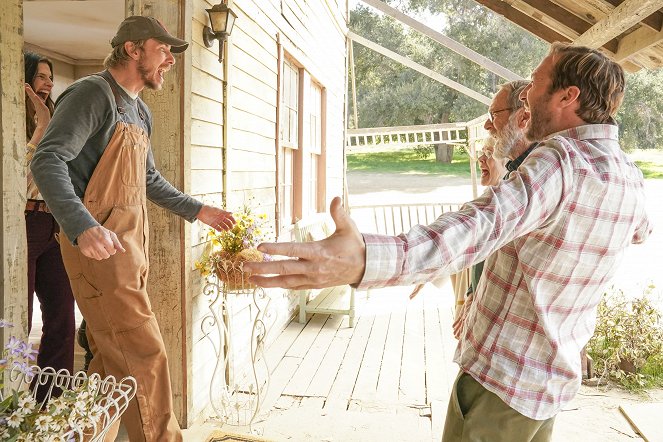 Bless This Mess - The Table - Photos - Lake Bell, Dax Shepard, Martin Mull