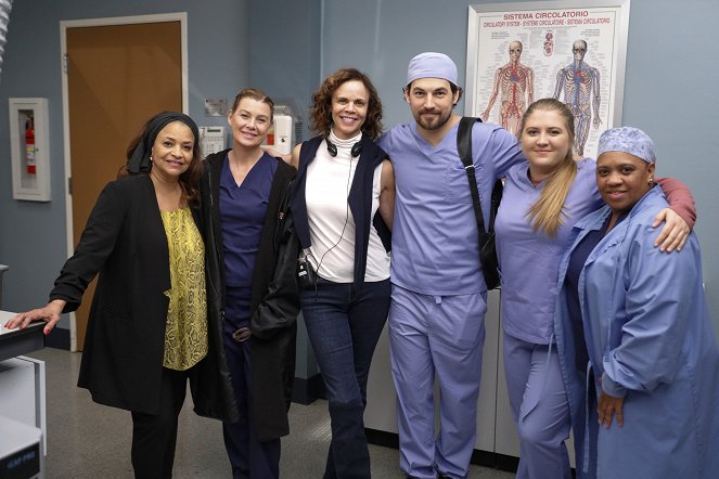 Grey's Anatomy - Season 16 - Put on a Happy Face - Making of - Debbie Allen, Ellen Pompeo, Deborah Pratt, Giacomo Gianniotti, Jaicy Elliot, Chandra Wilson