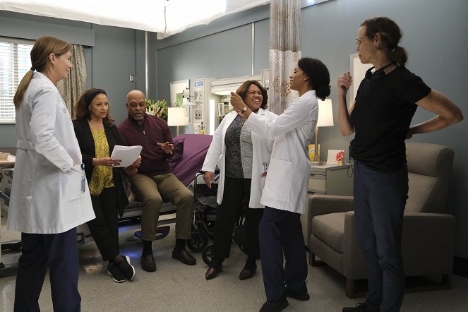 Grey's Anatomy - Season 16 - Put on a Happy Face - Making of - Ellen Pompeo, Debbie Allen, James Pickens Jr., Chandra Wilson, Kelly McCreary, Deborah Pratt